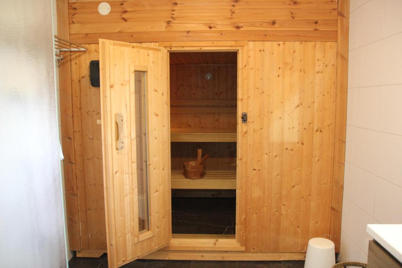 Familiehuis De Betuwe Met Prive Kunstgras Tennisbaan En Sauna Villa Erichem Exterior foto