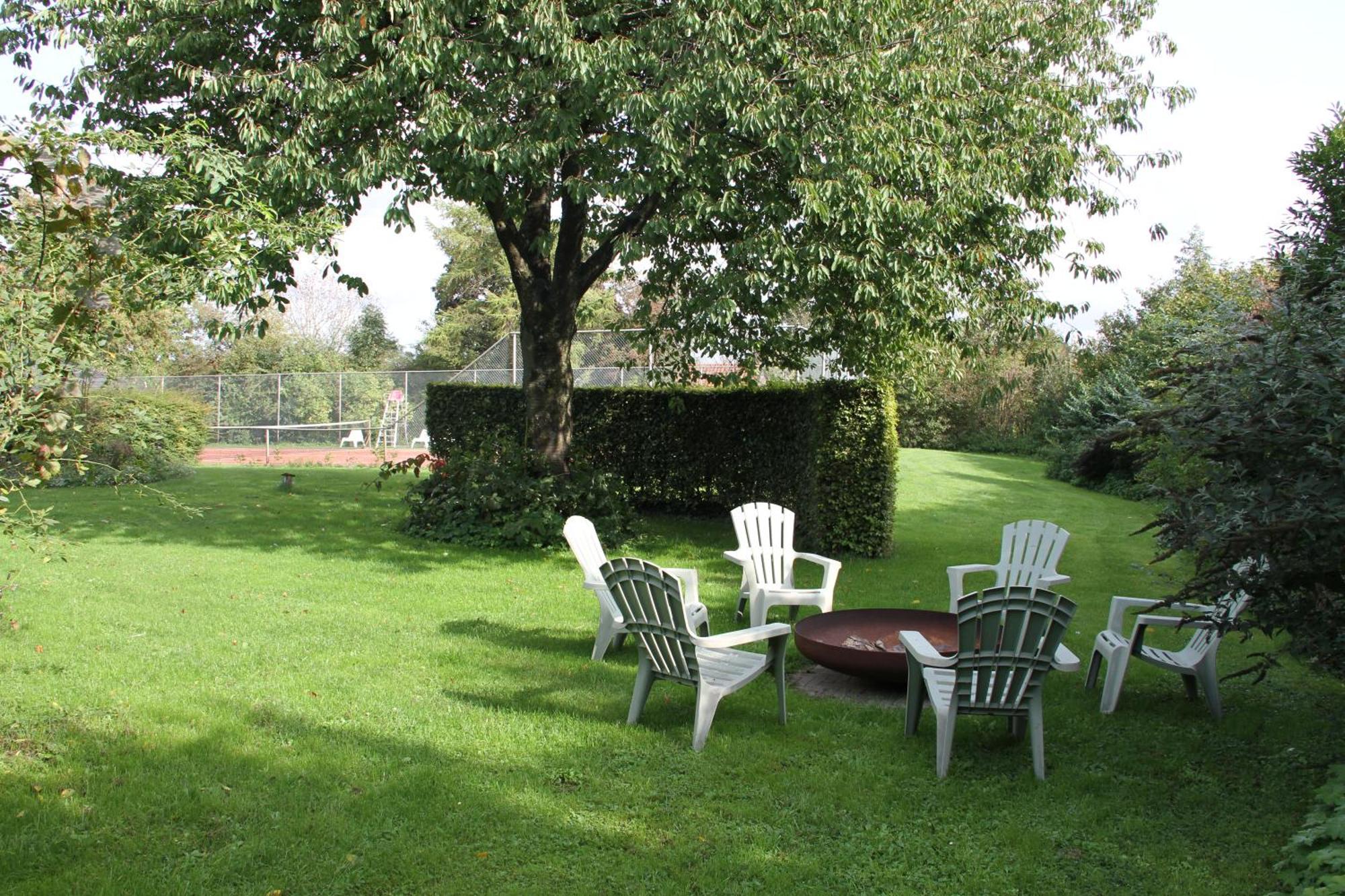 Familiehuis De Betuwe Met Prive Kunstgras Tennisbaan En Sauna Villa Erichem Exterior foto